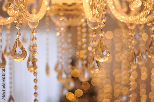 lustre de luxo com luzes douradas em decoração linda de natal 