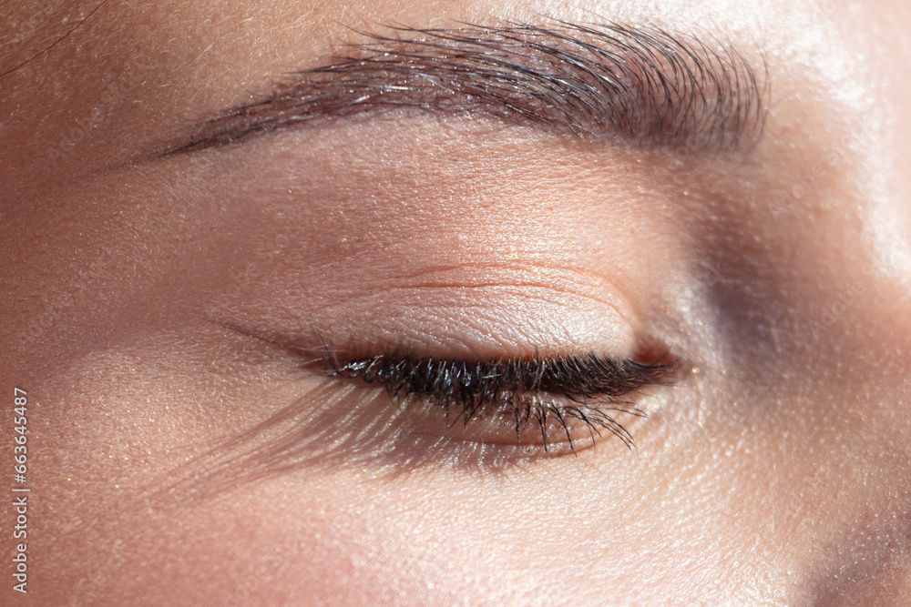 Obraz premium Close-up of a girl's closed eye. Macro