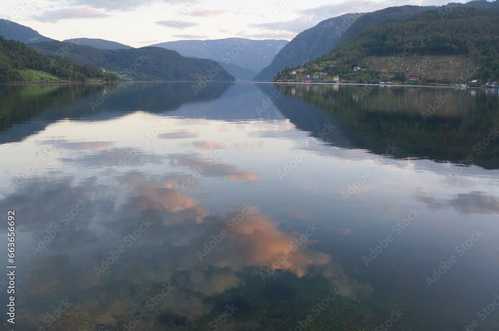 Obraz premium ブラカネスホテルから見るハダンゲルフィヨルド