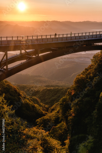 福島県 紅葉最盛期のつばくろ谷の朝