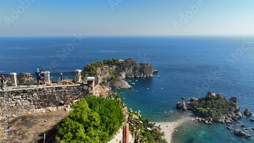 Turisti sulla terrazza panoramica che affaccia su Isola Bella a Taormina in Sicilia.
Panorama mozzafiato sulla costa siciliana ripresa dal drone. photo