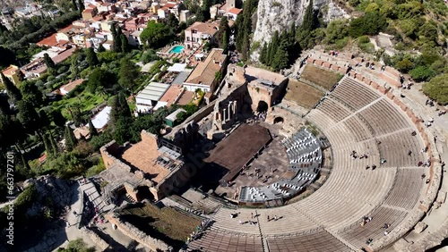Teatro Antico di Taormina in Sicilia, Italia. 
Spettacolare vista dall'alto dell'Anfiteatro greco, attrazione turistica dei visitatori stranieri. photo