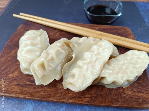 plusieurs gyoza dans un plat en bois photo