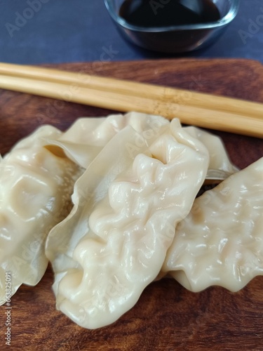 plusieurs gyoza dans un plat en bois photo