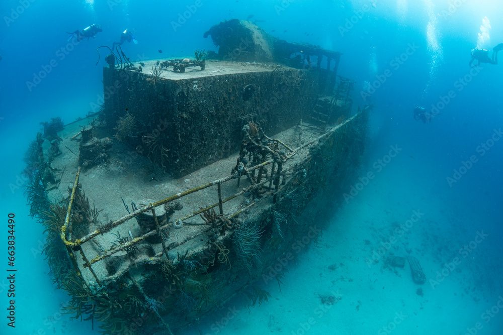 wreck and divers wreck and divers