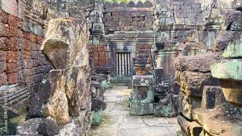 Ta Som, Tasaom, a small Buddhist temple in Angkor, Cambodia photo