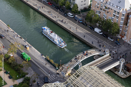 Vue aérienne d'un bateau de tourisme naviguant sur le canal de l'Ourcq à Paris photo