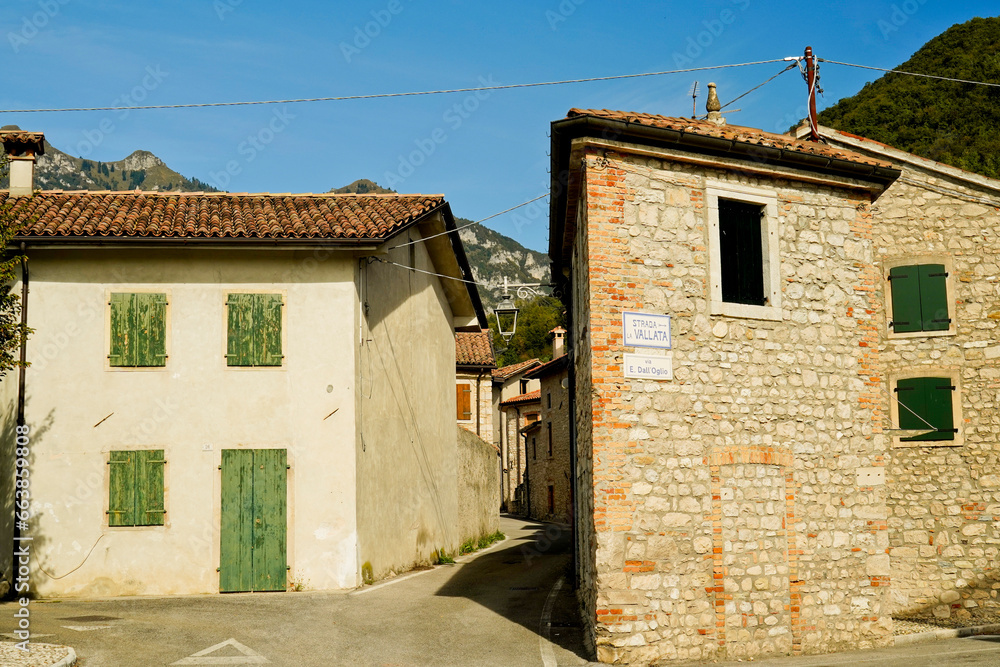 Lo storico borgo di Cison di Valmarino con il castello di CastelBrando regione del Valdobbidene in provincia di Treviso. Veneto, Italia