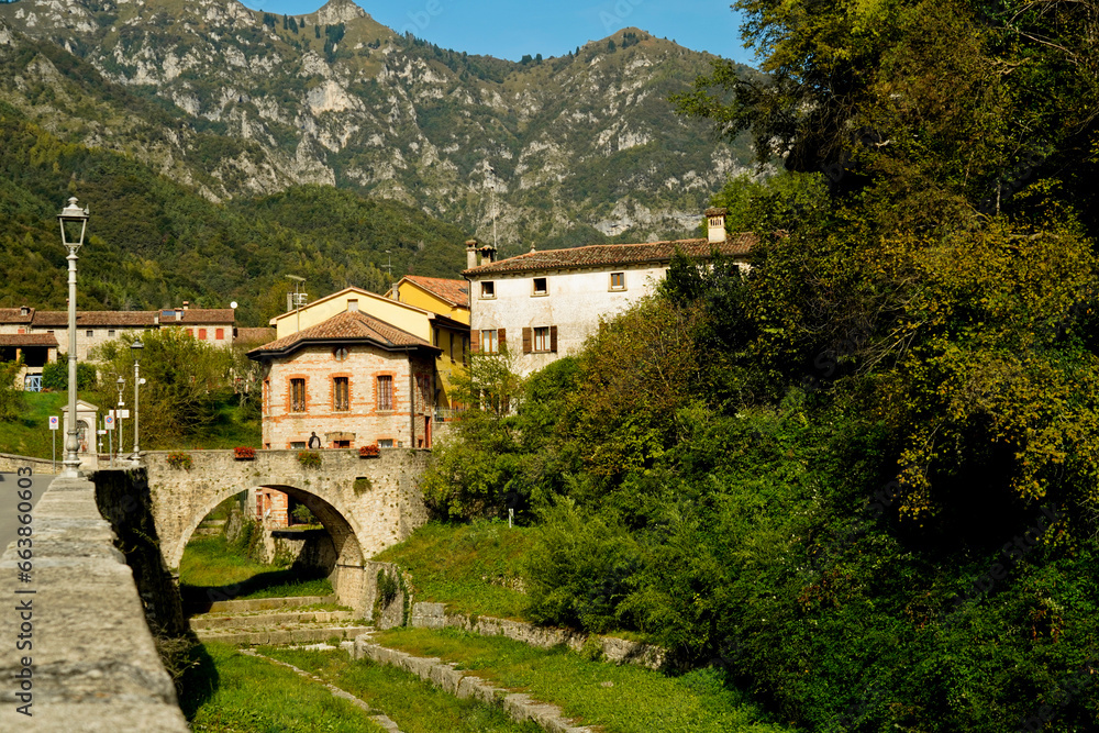 Lo storico borgo di Cison di Valmarino con il castello di CastelBrando regione del Valdobbidene in provincia di Treviso. Veneto, Italia