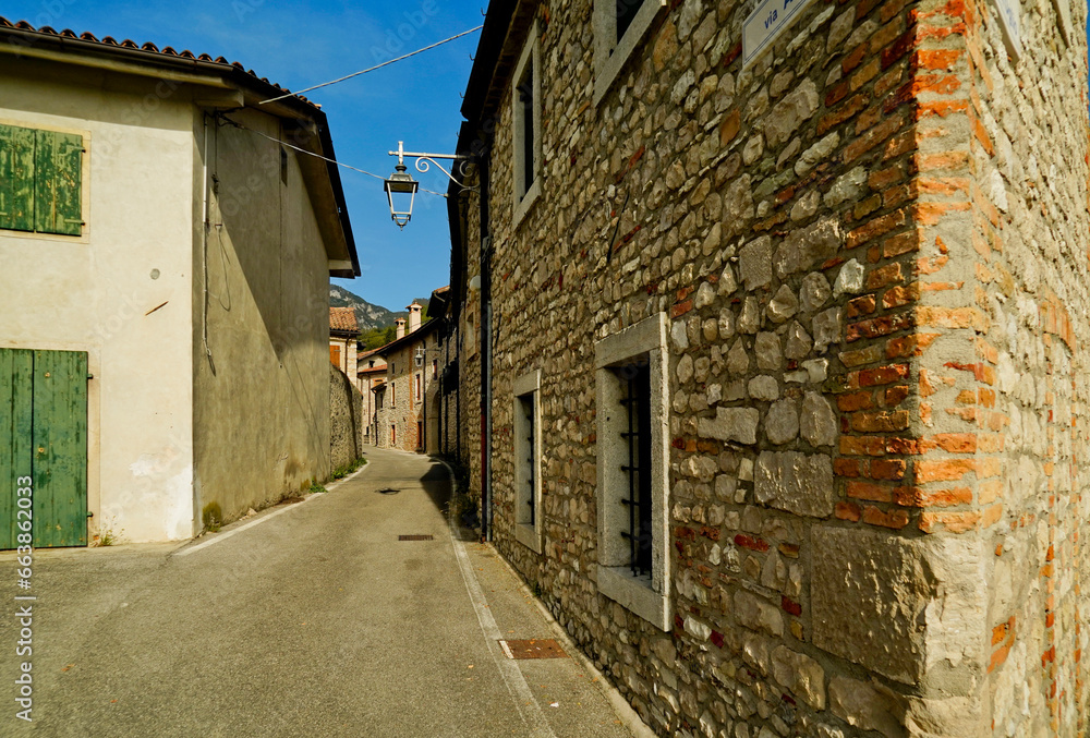 Lo storico borgo di Cison di Valmarino con il castello di CastelBrando regione del Valdobbidene in provincia di Treviso. Veneto, Italia