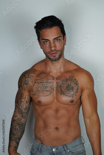 Sexy man posing shirtless on a white background © rdrgraphe