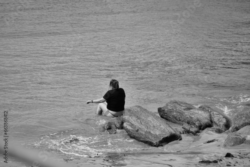Fotografie Baigneuse assise sur les rochers .
