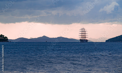 Ein Segelboot im Hafen von Dubrovnik 
