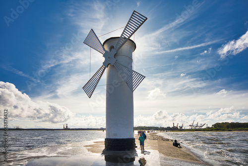 Mühlenbake  Leuchtturm in Polen
Die Mühlenbake ist ein Wahrzeichen von Swinemünde an der äußersten Spitze der Westmole. 