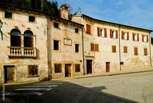 Lo storico borgo di Vidor e l'Abbazia Benedettina di Santa Bona nella regione del Valdobbidene in provincia di Treviso. Veneto, Italia © anghifoto