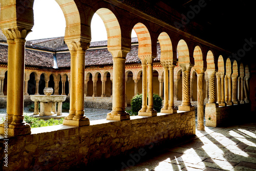 Tableau sur toile Lo storico borgo di Vidor e l'Abbazia Benedettina di Santa Bona nella regione del Valdobbidene in provincia di Treviso
