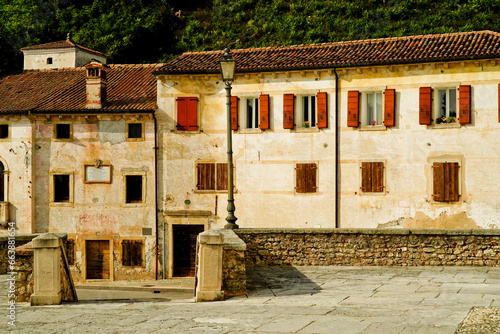Lo storico borgo di Vidor e l'Abbazia Benedettina di Santa Bona nella regione del Valdobbidene in provincia di Treviso. Veneto, Italia