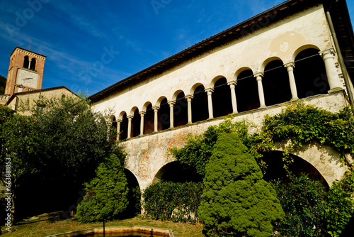 Tableau sur toile Lo storico borgo di Vidor e l'Abbazia Benedettina di Santa Bona nella regione del Valdobbidene in provincia di Treviso