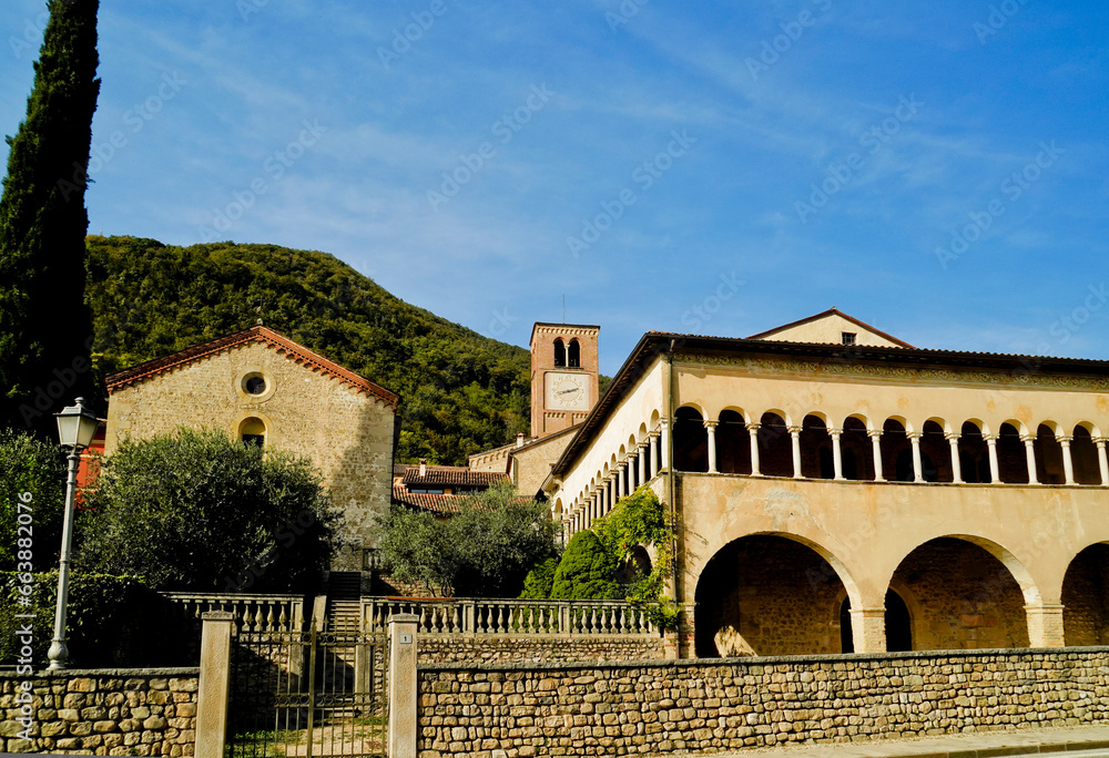 Lo storico borgo di Vidor e l'Abbazia Benedettina di Santa Bona nella regione del Valdobbidene in provincia di Treviso. Veneto, Italia