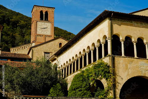 Tableau sur toile Lo storico borgo di Vidor e l'Abbazia Benedettina di Santa Bona nella regione del Valdobbidene in provincia di Treviso