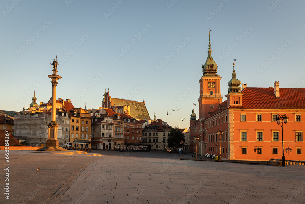 Obraz premium dawn on the castle square in warsaw in poland in autumn