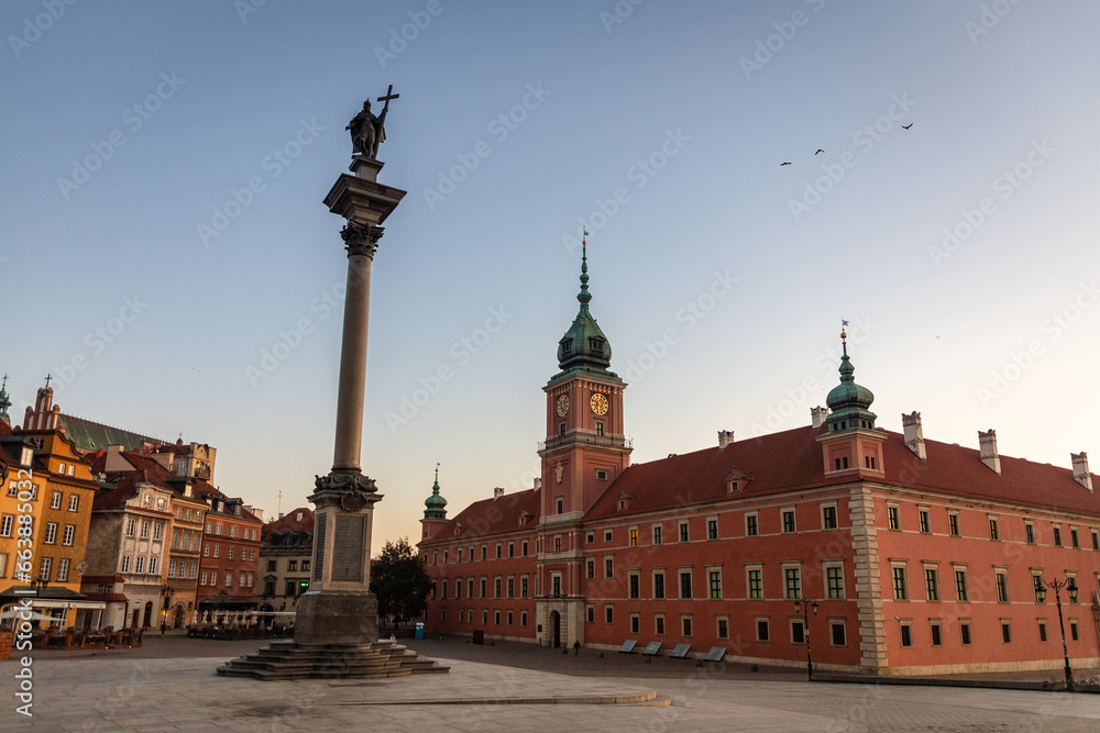 Obraz premium dawn on the castle square in warsaw in poland in autumn