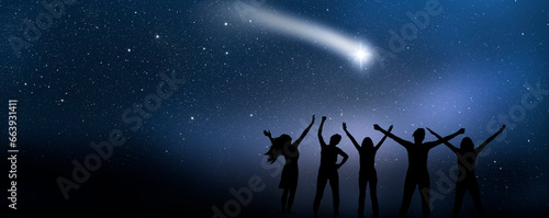 Frauen als silhouette halten eine Zeremonie vor Sternenhimmel ab