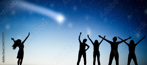 Frauen als silhouette halten eine Zeremonie vor Sternenhimmel ab