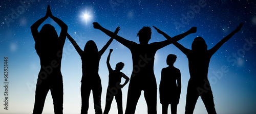 Frauen als silhouette halten eine Zeremonie vor Sternenhimmel ab