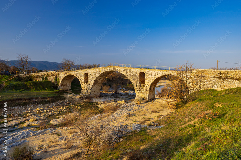 Pont Julien, roman stone arch bridge over Calavon river, Provence, France - obrazy, fototapety, plakaty 