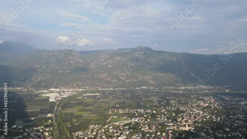 Blick in das Tal von Meran in Südtirol