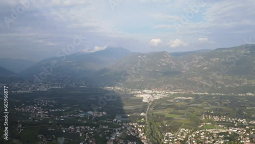 Blick in das Tal von Meran in Südtirol