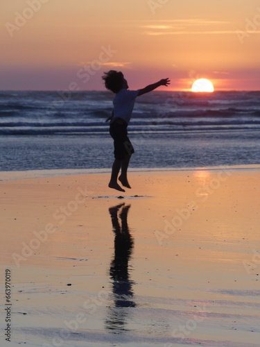 un enfants qui attrape le soleil