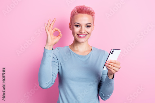 Foto Photo of funny charming freelancer dyed short haircut advertise modern technolog