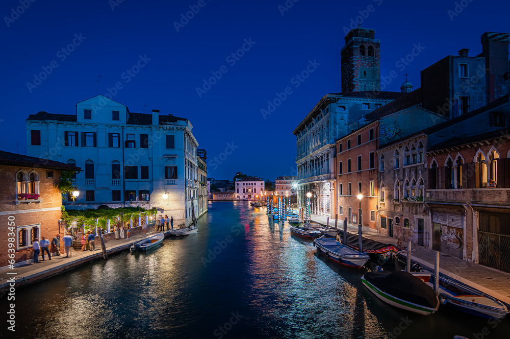 Fototapeta premium Centre historique de Venise avec les canaux la nuit.. 