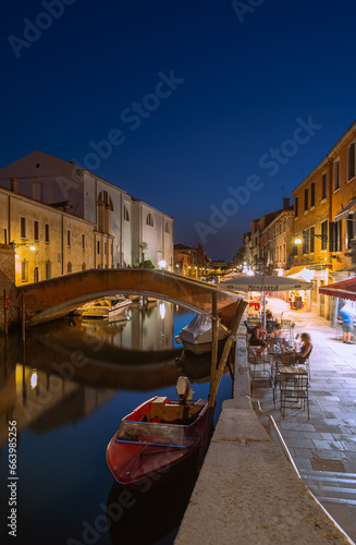 Centre historique de Venise avec les canaux la nuit.. 