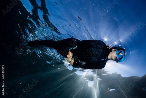 Chica joven haciendo snorkel, apnea en el mar Mediterráneo, fondos marinos. photo