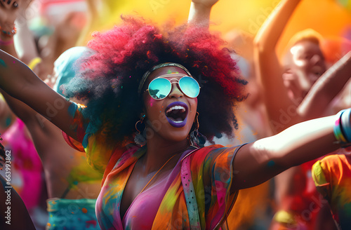 Mulher de cabelos coloridos se divertindo em uma festival de musica colorido com muita energia