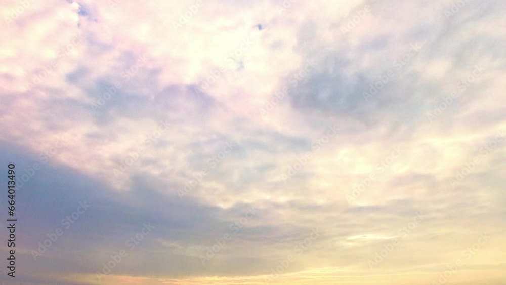 stimmungsvoller Himmel mit vorbeiziehenden Wolken im Zeitraffer, Sonnenaufgang, Himmel mit Wolken stimmungsvoller Himmel mit vorbeiziehenden Wolken im Zeitraffer, Sonnenaufgang, Himmel mit Wolken