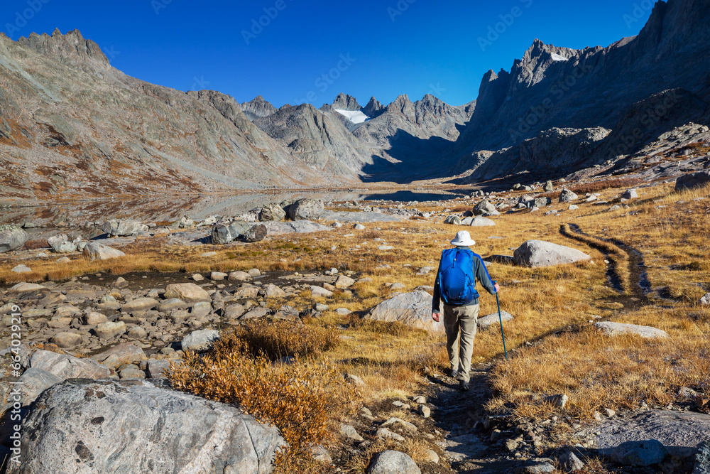 Naklejka premium Hike in autumn season
