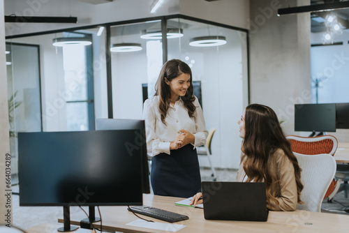 Young business women discus...