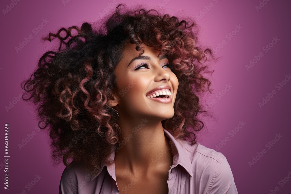 Φωτογραφία Beautiful curly mulatto girl laughs and looks up