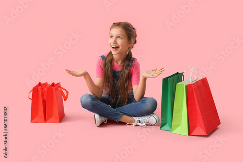 Little girl with shopping b...