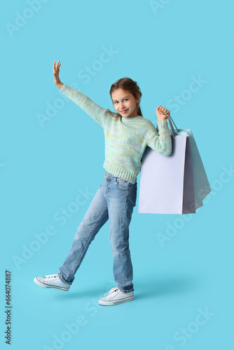 Little girl with shopping b...