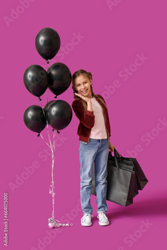 Little girl with shopping b...