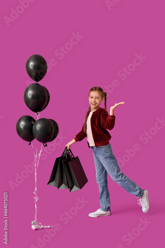 Little girl with shopping b...