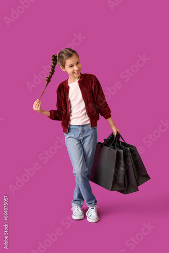 Little girl with shopping b...