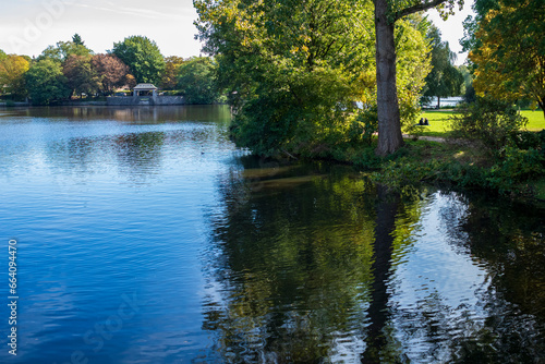 Alster in Hamburg Eppendorf mit Hayns Park und Pavillon im Hintergrund