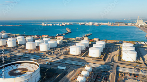 Foto Aerial view or oil terminal is industrial facility for storage tank of oil and lpg Petrochemical