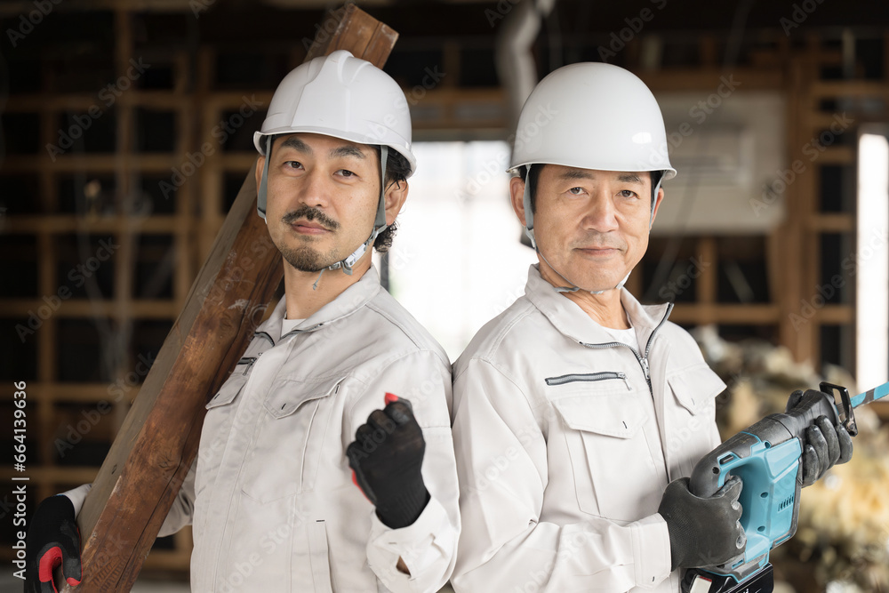 解体現場や工事現場で働く作業員のガッツポーズカメラ目線 ガテン系の転職などにも 解体現場や工事現場で働く作業員のガッツポーズカメラ目線 ガテン系の転職などにも